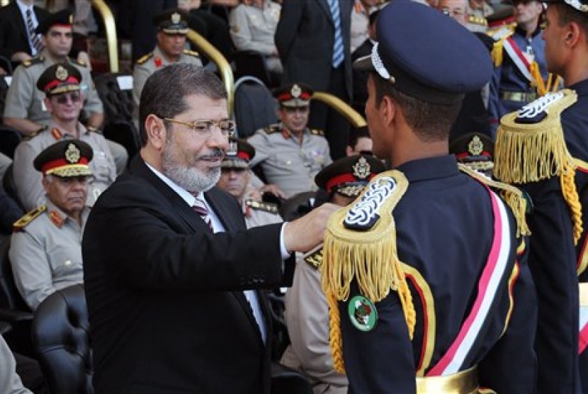 Presiden Mesir (kiri) dalam sebuah acara militer di Kairo.