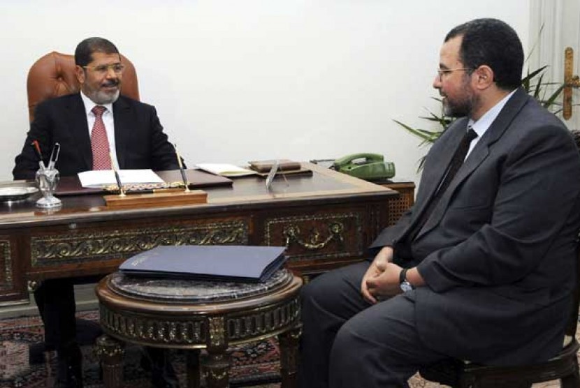   Presiden Mesir, Mohammed Mursi (kiri) bersama Perdana Menteri yang baru ditunjuk Hisham Qandil (kanan).