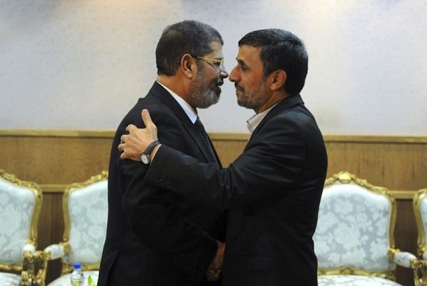 Presiden Mesir, Muhammad Mursi dan Presiden Republik Islam Iran, Mahmoud Ahmadinejad.