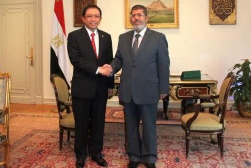 Presiden Mesir, Muhammad Mursi (kanan) menerima delegasi parlemen Indonesia yang dipimpin Ketua DPR, Marzuki Alie, di Istana Kepresidenan Mesir di Kairo, Senin (2/12)