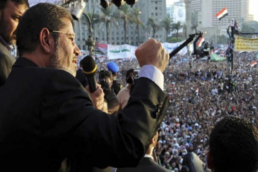  Presiden Mesir terpilih Muhammad Mursi menyampaikan pidato politiknya di depan puluhan ribu pendukungnya yang berkumpul di Tahrir Square, Kairo.   (Reuters)
