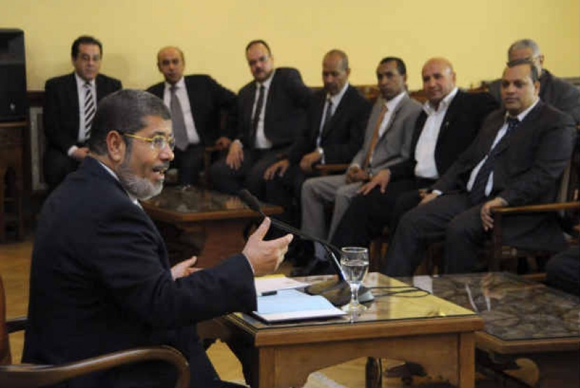 Presiden Mesir terpilih Muhammad Mursi saat bertemu perwakilan partai politik di Kairo, Kamis (28/6).