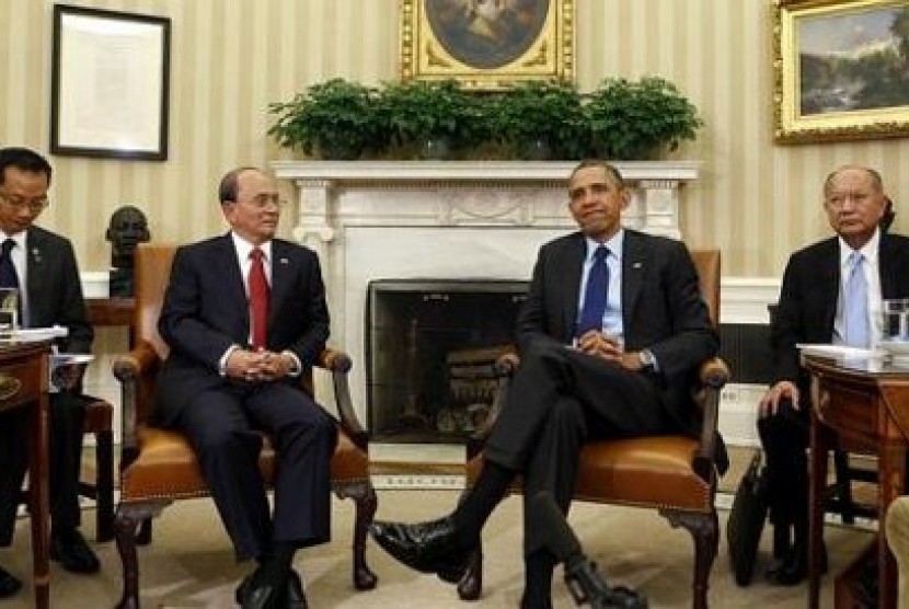 Presiden Myanmar, Thein Sein (kedua dari kiri) diterima oleh Presiden AS, Barack Obama, di Ruang Oval, Gedung Putih, Senin (20/5/2013)