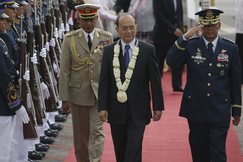  Presiden Myanmar Thein Sein (tengah) disambut dengan upacara militer saat tiba di Bandara Internasional Manila, Filipina, Rabu (4/12). 