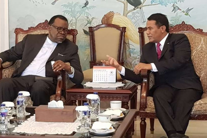 Presiden Namibia, Hage Gottfried Geingob (kiri) bertemu Menteri Pertanian Indonesia, Amran Sulaiman (kanan)