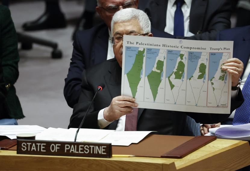 Presiden Negara Palestina Mahmoud Abbas (tengah) mengacungkan peta Palestina pada tahun 1917, 1937, 1947, 1967 dan 2020 saat menyampaikan pidato kepada Dewan Keamanan PBB tentang situasi di Timur Tengah, termasuk pertanyaan Palestina di markas besar PBB di New York, New York, AS, 11 Februari 2020. EPA-EFE/JASON SZENES