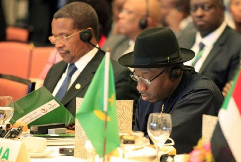 Presiden Nigeria Goodluck Jonathan (kanan) dan Presiden Tanzania Jakaya Mrisho Kikwete nampak berada di antara para tamu yang ikut menghadiri peringatan 50 tahun Uni Afrika di Addis Ababa, Ethiopia (25/5).