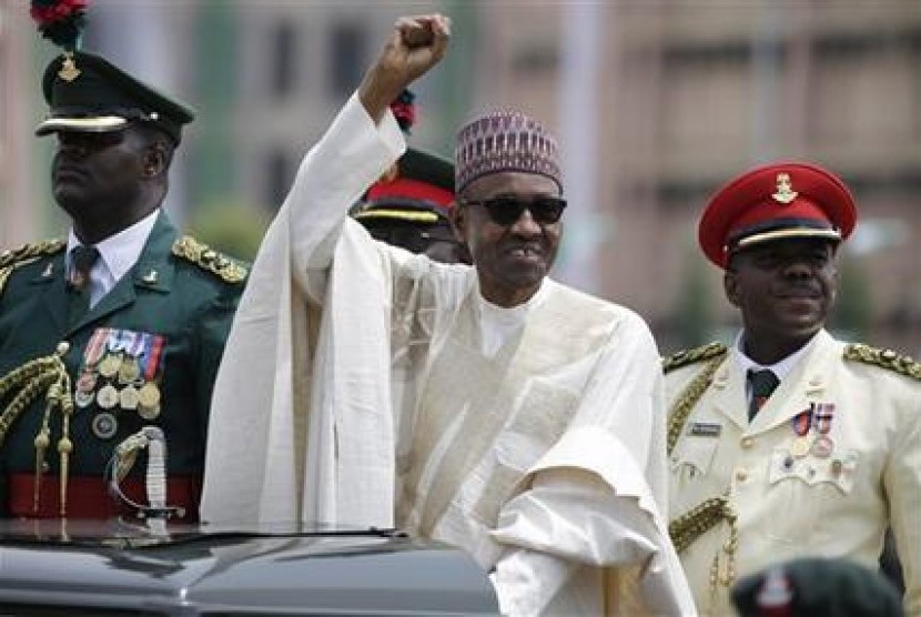 Presiden Nigeria Muhammadu Buhari melambaikan tangan kepada pendukungnya.