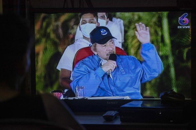 Seorang wanita menyaksikan Presiden Nikaragua Daniel Ortega di televisi. Nikaragua dan China menandatangani perjanjian kerja sama. Ilustrasi.