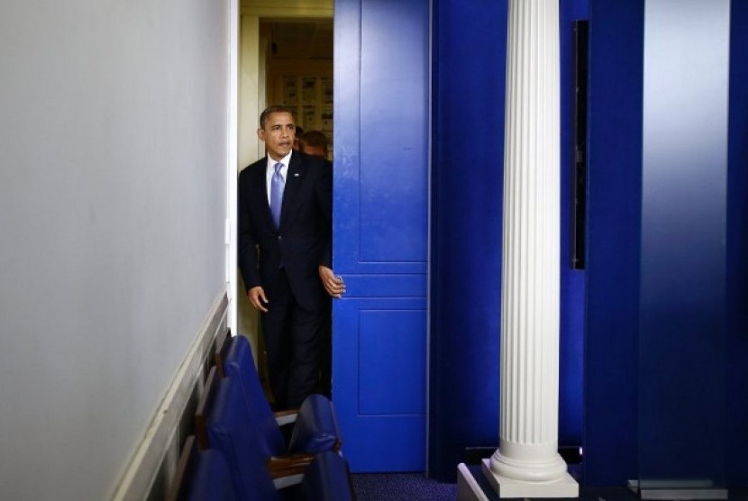 Presiden Obama bersiap memberikan pernyataan di depan wartawan, Senin (29/10) terkait Badai Sandy.