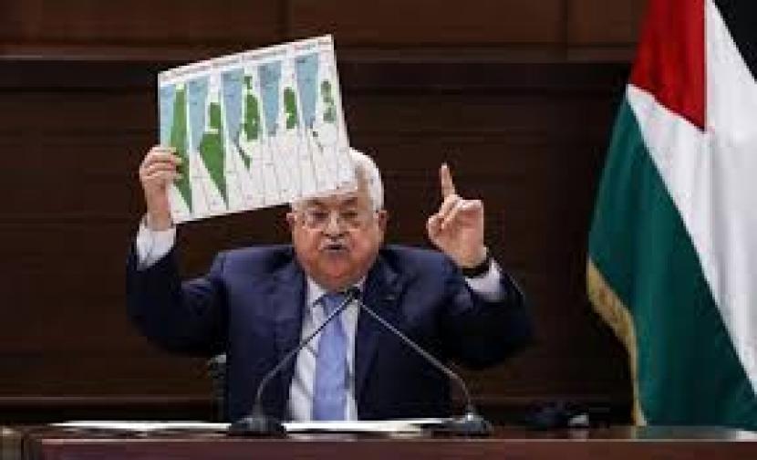 Presiden Otoritas Palestina, Mahmoud Abbas , memperlihatkan peta wilayah Palestina yang terus berkurang karena dicaplok Israel.