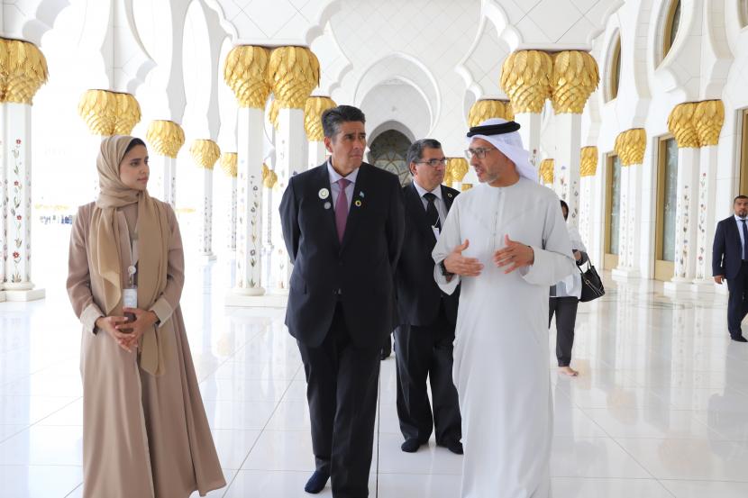 Presiden Palau, Surangel S. Whipps mengunjungi Masjid Agung Sheikh Zayed sebagai bagian dari kunjungannya ke Uni Emirat Arab (UEA). Presiden Palau Kunjungi Masjid Agung Sheikh Zayed