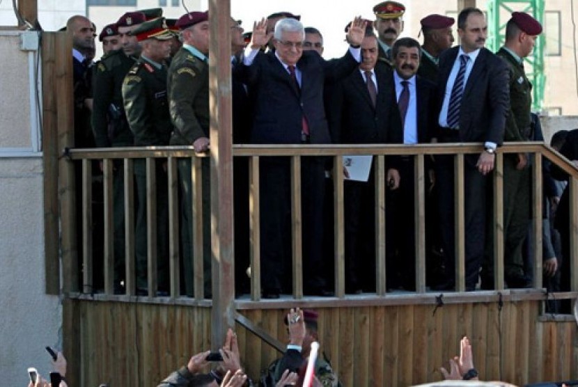 Presiden Palestia Mahmud Abbas (tengah) saat menyapa kerumumnan di Ramallah, Tepi Barat, Ahad (2/12).  