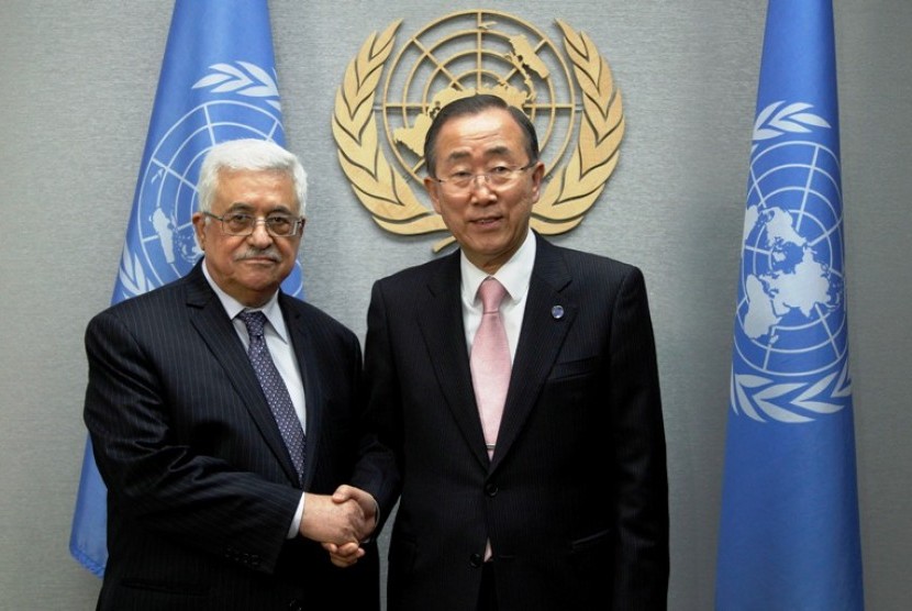 Presiden Palestina Mahmoud Abbas bersama Sekretaris Jenderal PBB Ban ki-Moon di Markas PBB New York