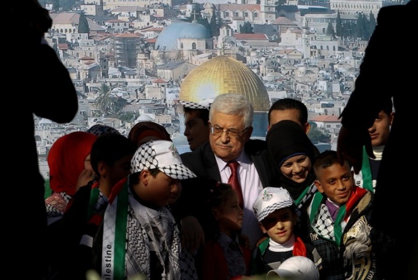 Presiden Palestina Mahmoud Abbas disambut warga setelah memperjuangkan status Palestina menjadi negara non-anggota di PBB