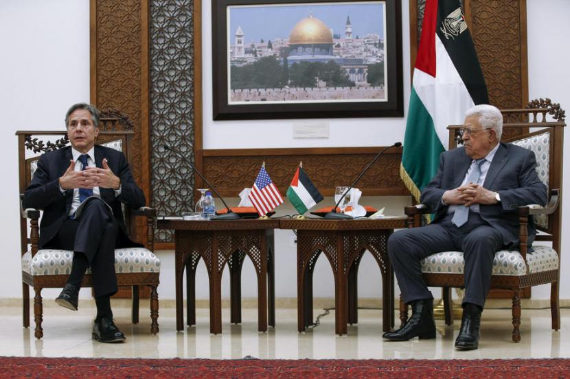 Presiden Palestina Mahmoud Abbas (kanan) dan Menlu AS Antony Blinken dalam konferensi pers di Ramallah, Selasa (25/5).