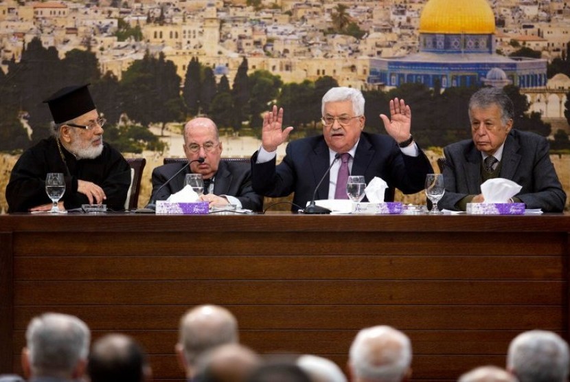 Presiden Palestina Mahmoud Abbas (ketiga dari kiri) saat berbicara dalam pertemuan Dewan Pusat Organisasi Pembebasan Palestina di Ramallah, Ahad (14/1).