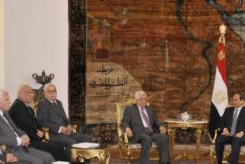 Presiden Palestina, Mahmoud Abbas ketika bertemu Presiden Mesir, Abdel Fatah al-Sisi di Kairo, Mesir. 