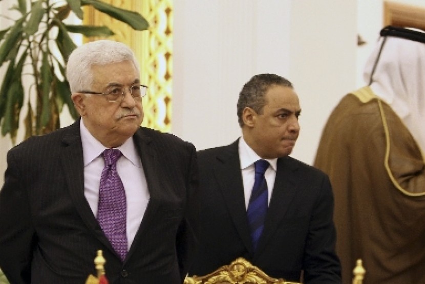 Presiden Palestina Mahmoud Abbas (kiri).