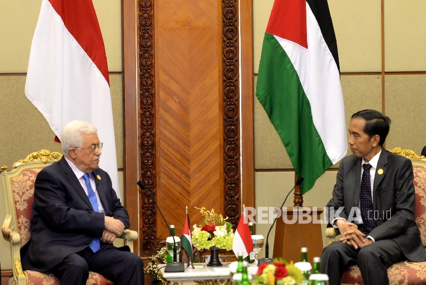  Presiden Palestina Mahmoud Abbas (kiri) bersama Presiden Joko Widodo saat pertemuan bilateral Indonesia-Palestina di sela KTT Luar Biasa OKI di Balai Sidang Jakarta, Ahad (6/3). (Republika/Wihdan Hidayat)