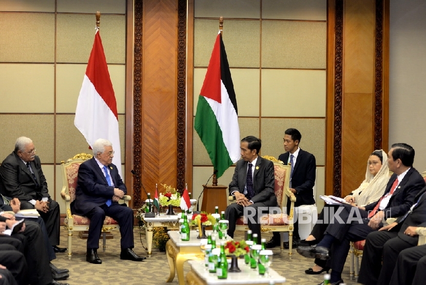  Presiden Palestina Mahmoud Abbas (kiri) bersama Presiden Joko Widodo saat pertemuan bilateral Indonesia-Palestina di sela KTT Luar Biasa OKI di Balai Sidang Jakarta, Ahad (6/3).