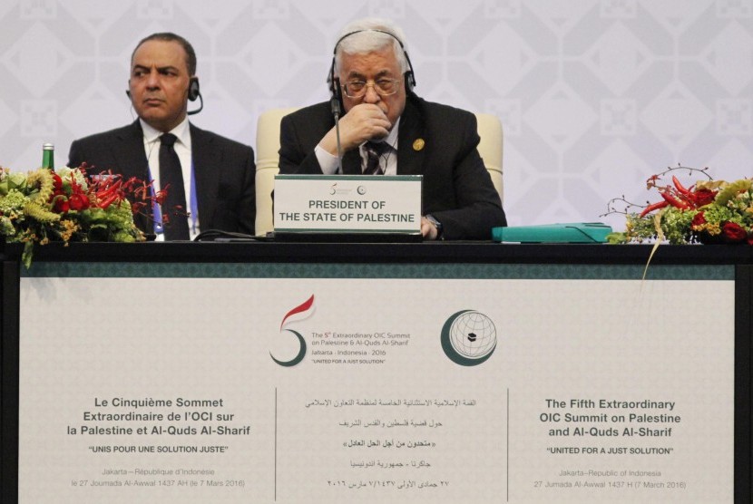 Presiden Palestina Mahmoud Abbas melaporkan kondisi terkini Negara Palestina pada pembukaan KTT Luar Biasa ke-5 OKI di di JCC, Senayan, Jakarta, Senin (7/3).