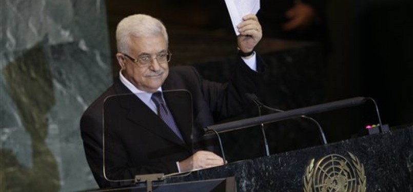 Presiden Palestina Mahmoud Abbas mengacungkan surat permohonan pengakuan negara Palestina ketika berpidato pada Sidang Majelis Umum PBB ke-66 di New York, Amerika Serikat, Jumat (23/9) lalu.