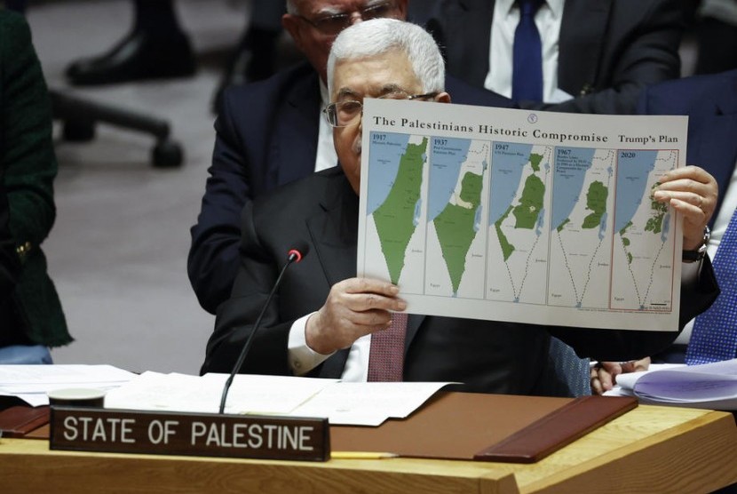  Presiden Palestina Mahmoud Abbas menunjukkan peta negaranya pada 1917, 1937, 1947, 1967, dan 2020 di pertemuan Dewan Keamanan PBB di New York, 11 Februari. Dalam sidang pada Senin (24/2), DK PBB minta solusi dua negara Israel-Palestina dihormati.
