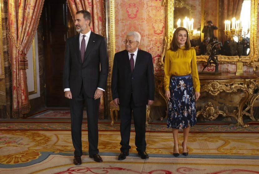 Presiden Palestina Mahmoud Abbas (tengah) berpose bersama Raja Spanyol Felipe VI dan Ratu Letizia di Royal Palace, Madrid, Spanyol, Senin (21/11).