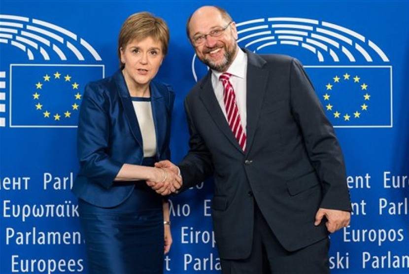 Presiden Parlemen Eropa Martin Schulz (kanan) bersama Menteri Pertama Skotlandia Nicola Sturgeon di Parlemen Eropa di Brussels, Rabu, 29 Juni 2016.