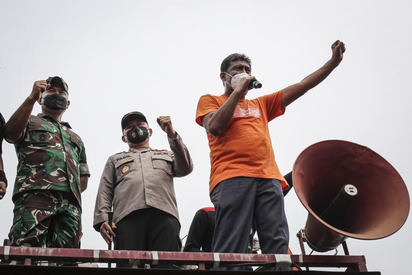 Presiden Partai Buruh Said Iqbal (kanan) bersama Pangdam Jaya Mayjen TNI Untung Budiharto (kiri) dan Kapolda Metro Jaya Irjen Pol Fadil Imran (tengah) menyapa buruh pada aksi unjuk rasa di depan gedung DPR, Jakarta, Sabtu (14/5/2022). Dalam aksi yang merupakan rangkaian dari peringatan Hari Buruh Sedunia (May Day) tersebut mereka menyuarakan 18 tuntutan salah satunya menolak Omnibus Law UU Cipta Kerja. 