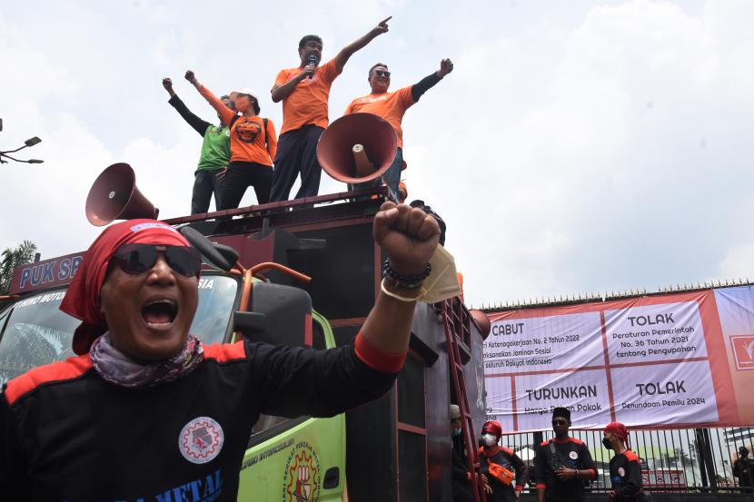 Presiden Partai Buruh Said Iqbal (kedua kanan atas) menyampaikan orasinya saat unjuk rasa bersama buruh di depan Gedung DPR, Jakarta, Jumat (11/3/2022). Hingga kini, buruh dan pekerja menunggu revisi aturan pencairan jaminan hari tua (JHT) yang diklaim Menaker Ida Fauziyah akan dipermudah. (ilustrasi)