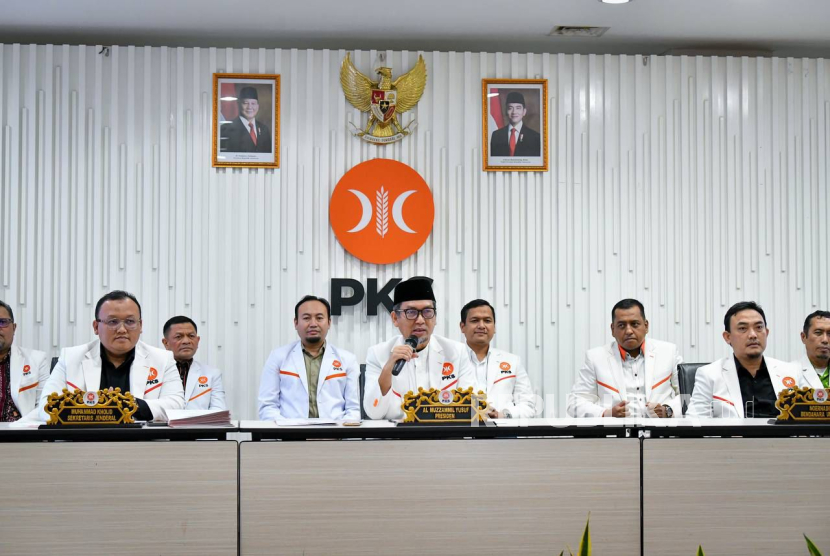 Presiden Partai Keadilan Sejahtera Al Muzzammil Yusuf (tengah) bersama jajaran pengurus DPP PKS.