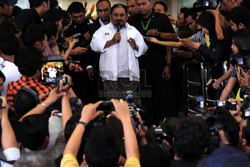 Presiden Partai Keadilan Sejahtera Luthfi Hasan Ishaaq, memberikan keterangan pers di Gedung Komisi Pemberantasan Korupsi (KPK),Jakarta, Kamis (31/1).   (Republika/ Tahta Aidilla)