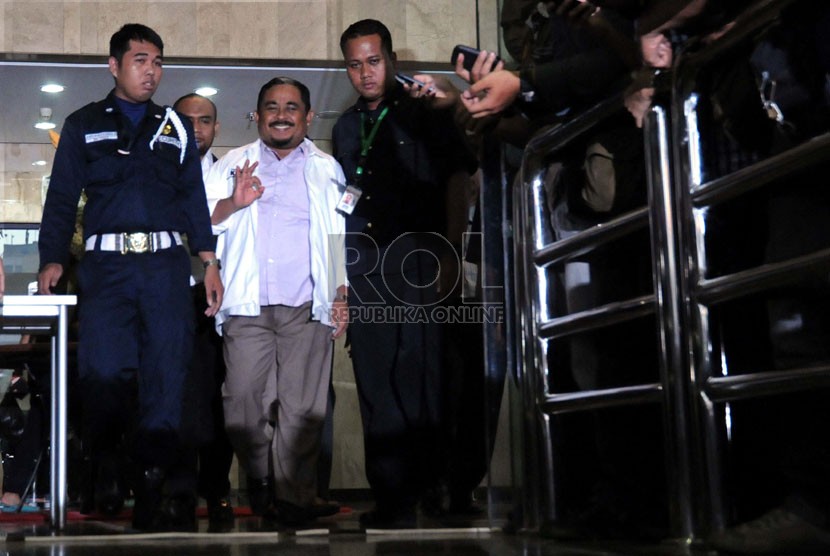  Presiden Partai Keadilan Sejahtera Luthfi Hasan Ishaaq, usai diperiksa di gedung Komisi Pemberantasan Korupsi (KPK),Jakarta,Kamis (31/1).  (Republika/ Tahta Aidilla)