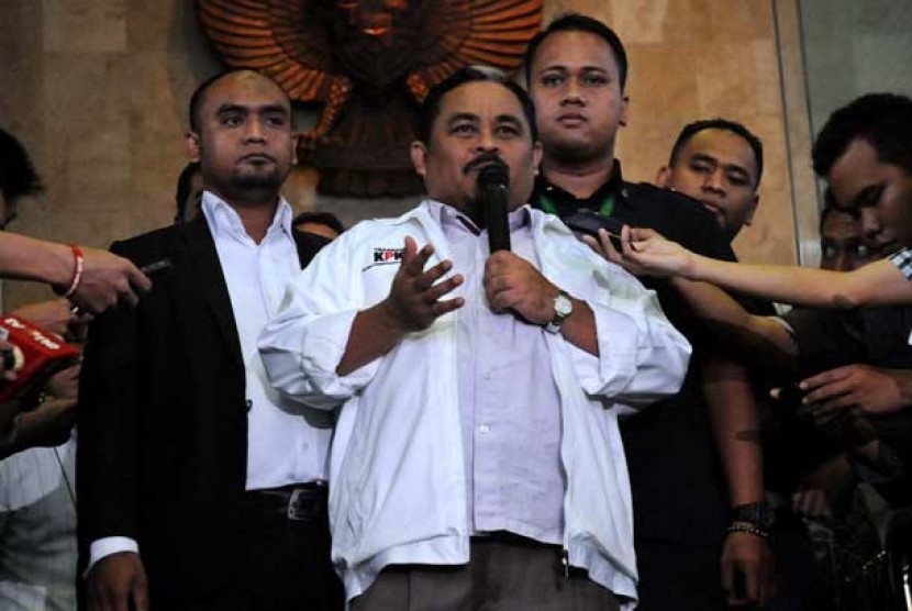 Presiden Partai Keadilan Sejahtera Luthfi Hasan Ishaaq, usai pemeriksaan terkait dugaan kasus kebijakan impor daging sapi di gedung Komisi Pemberantasan Korupsi (KPK), Kuningan, Jakarta, Kamis (31/1).