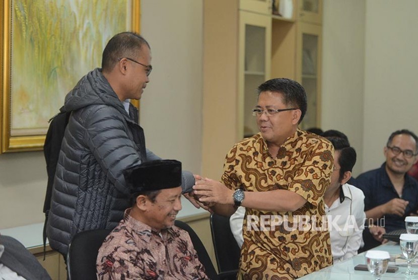 Presiden Partai Keadilan Sejahtera M Sohibul menyalami Pemred Republika Irfan Junaidi saat mengunjungi kantor Redaksi Republika di Jakarta, Kamis (19/12). 