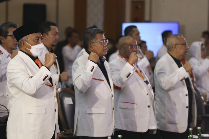 Presiden Partai Keadilan Sejahtera (PKS) Ahmad Syaikhu (kiri) bersama Wakil Ketua Majelis Syura PKS Mohammad Sohibul Iman (kedua kiri), Sekretaris Jenderal PKS Habib Aboe Bakar Al Habsyi (kedua kanan) dan Bendahara Umum PKS Mahfudz Abdurrahman (kanan) menghadiri Rapimnas DPP PKS 2022 di Jakarta, Senin (20/6/2022). Rapimnas yang diselenggarakan pada 20-21 Juni 2022 itu beragendakan penentuan kriteria calon presiden yang bakal diusung oleh PKS dalam Pemilu 2024. 