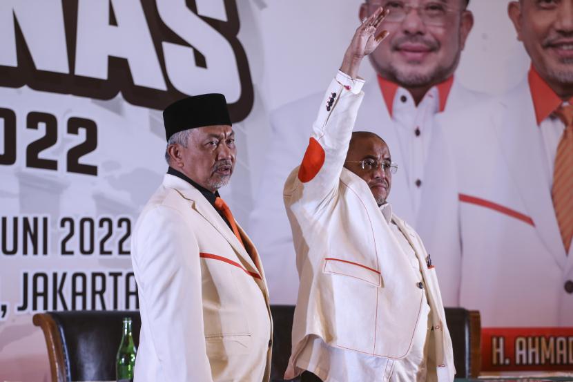 Presiden Partai Keadilan Sejahtera (PKS) Ahmad Syaikhu (kiri) bersama Sekretaris Jenderal PKS Habib Aboe Bakar Al Habsyi (kanan) bersiap untuk keluar ruangan usai menutup Rapimnas DPP PKS 2022 di Jakarta, Selasa (21/6/2022). Pada penutupan Rapimnas tersebut PKS memaparkan enam kriteria bakal calon presiden 2024 yang akan diusulkan ke Majelis Syuro untuk dibahas lebih lanjut. 