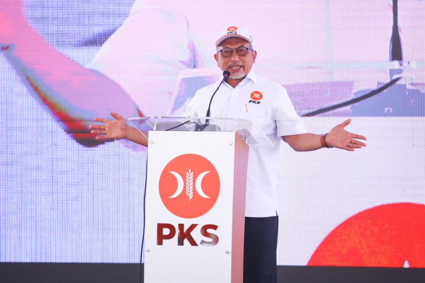 Presiden Partai Keadilan Sejahtera (PKS) Ahmad Syaikhu memberikan pidatonya saat peringatan Hari Buruh 2023 di Kantor DPP PKS, Jakarta, Sabtu, (6/5/2023). Acara yang dihadiri Bakal Calon Presiden (Bacapres) Anies Baswedan itu merupakan bentuk komitmen PKS akan nasib buruh.