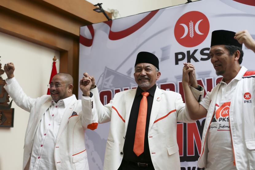 Presiden Partai Keadilan Sejahtera (PKS) Ahmad Syaikhu (tengah) bersama Sekretaris Jenderal PKS Habib Aboe Bakar Al Habsyi (kiri) dan Ketua DPP Bidang Politik Hukum dan Keamanan (Polhukam) PKS Al Muzzammil Yusuf (kanan) bergandeng tangan usai menutup Rapimnas DPP PKS 2022 di Jakarta, Selasa (21/6/2022). Pada penutupan Rapimnas tersebut PKS memaparkan enam kriteria bakal calon presiden 2024 yang akan diusulkan ke Majelis Syuro untuk dibahas lebih lanjut.