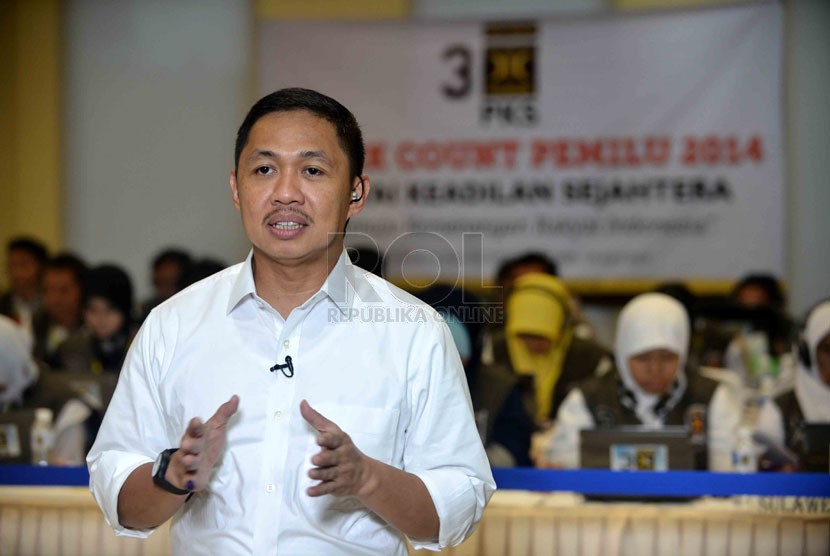  Presiden Partai Keadilan Sejahtera (PKS), Anis Matta memberikan keterangan kepada wartawan saat penghitungan suara pemilihan umum di pusat tabulasi suara nasional pemilu 2014 di Gedung PKS, Jakarta, Rabu (9/4).