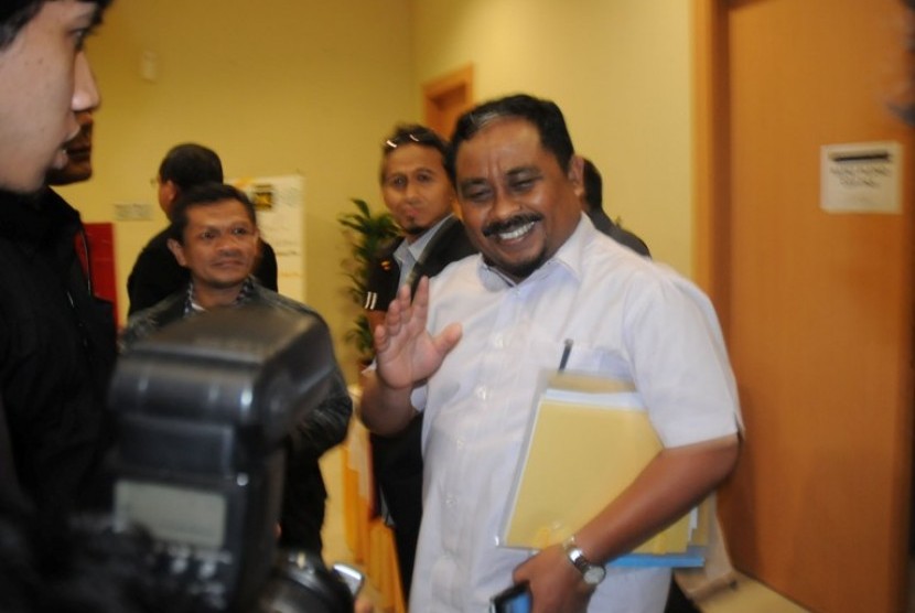 Presiden Partai Keadilan Sejahtera (PKS) Luthfi Hasan Ishaaq keluar dari ruang rapat pleno tertutup partainya di Kantor Pusat PKS, Jakarta, Rabu (30/1). Setelah menemukan dua alat bukti kuat, Komisi Pemberantasan Korupsi (KPK) memastikan anggota DPR dari P