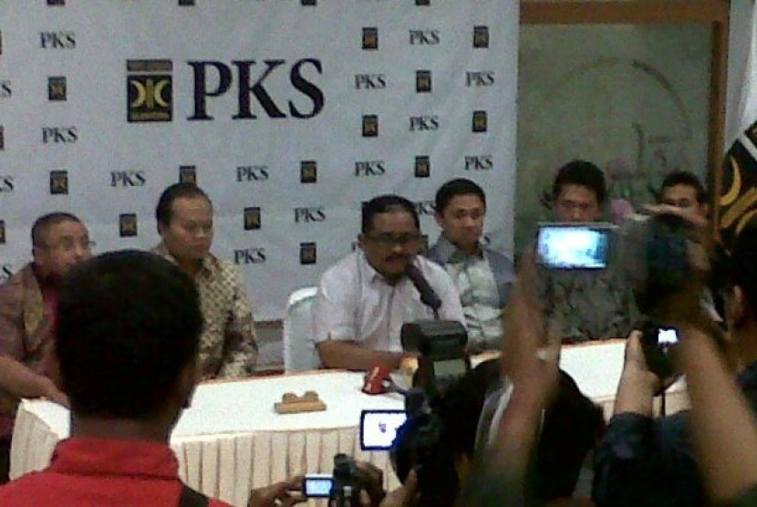 Presiden Partai Keadilan Sejahtera (PKS) Luthfi Hasan Ishaaq saat jumpa pers di Gedung DPP PKS, Jakarta, Rabu (30/1).