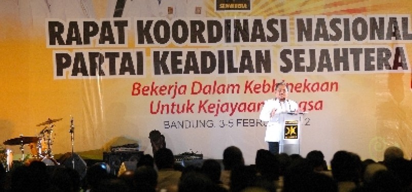 Presiden Partai Keadilan Sejahtera (PKS), Luthfi Hasan Ishaq, menyampaikan pidato politiknya pada pembukaan Rapat Koordinasi Nasional (Rakornas) PKS di Hotel Grand Pasundan, Kota Bandung, Jumat (3/2). 