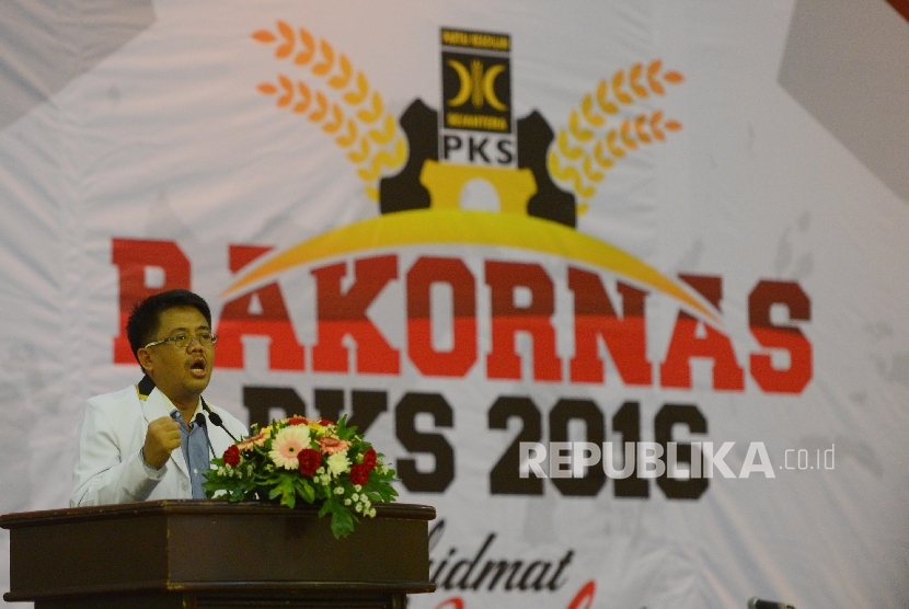  Presiden Partai Keadilan Sejahtera (PKS) Mohamad Sohibul Iman memberikan pidato penutupan Rakornas PKS di Depok, Jawa Barat, Rabu (13/1). (Republika/Raisan Al Farisi)