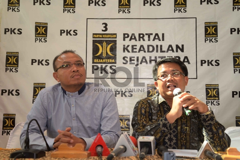 Presiden Partai Keadilan Sejahtera (PKS) Muhammad Sohibul Iman (kanan) bersama Sekjen PKS Taufik Ridho (kiri). 