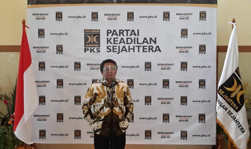 Presiden Partai Keadilan Sejahtera (PKS), Muhammad Sohibul Iman usai bertemu pengurus Partai Demokrat di kantor DPP PKS, Jakarta, Jumat (24/7).