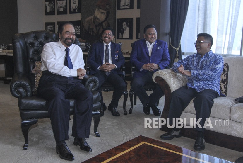 Presiden Partai Keadilan Sejahtera (PKS) Sohibul Iman (kanan) berbincang dengan Ketum Partai Nasional Demokrat (Nasdem) Surya Paloh (Kiri) didampingi Sekjen partai Johnny G Plate (kedua kiri), Ketua Bidang Ekonomi partai Rachmat Gobel (Kedua kanan) saat pertemuan di DPP Nasdem, Jakarta, Rabu (29/1/2020). 