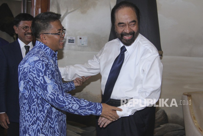 Presiden Partai Keadilan Sejahtera (PKS) Sohibul Iman (kiri) disambut Ketum Partai Nasional Demokrat (Nasdem) Surya Paloh (Kanan) saat pertemuan di DPP Nasdem, Jakarta, Rabu (29/1/2020).
